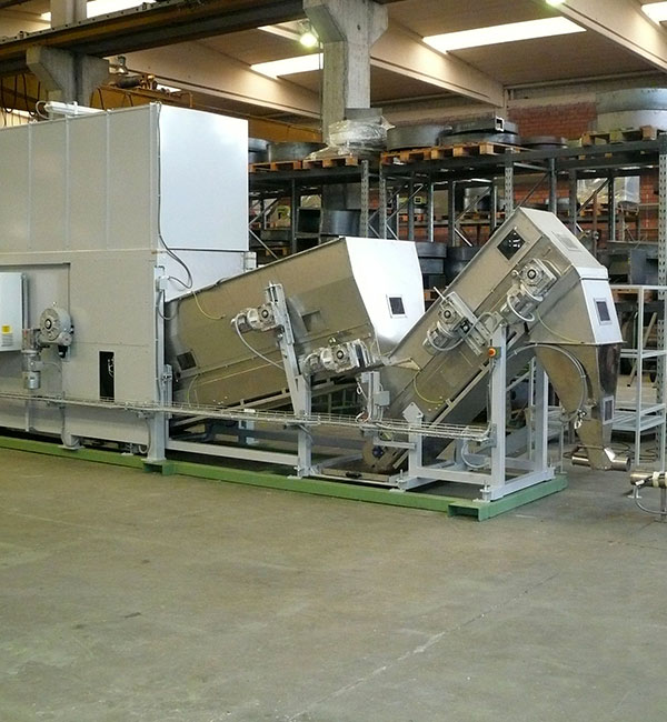 Alimentatore automatico per tabacco a servizio di confezionatrici per sigari/sigarette